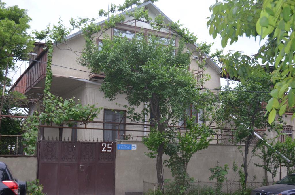 Alex'S Cosy Guesthouse Tbilisi Exteriör bild